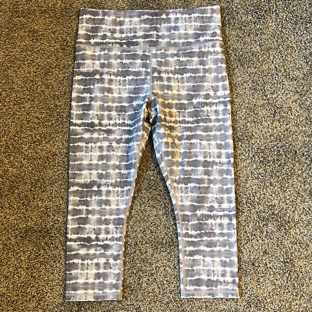 Athleta Elation Printed Capri Tight, Tahiti Muted Lilac Size Large